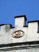 2013 р. Фронтон з рельєфом