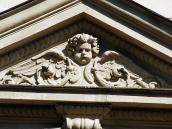 Рельєф ангела у фронтоні