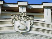 Сецесійний фронтон з монограмою S