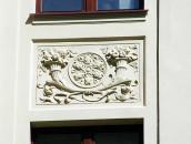 2013 р. Рельґфна вставка між вікнами…