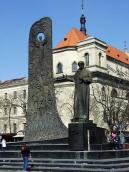 Пам’ятник Т. Шевченку на тлі костелу…