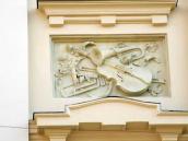 Барельєф зі скрипкою і трубою