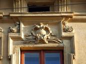 Рельєфний картуш над вікном