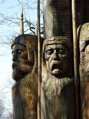 Дві постаті ліворуч