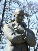 Півпостать С. Бандери у 3/4