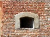 Бійниця 1-го ярусу праворуч від порталу