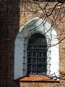 Вікно в нижньому ярусі нави