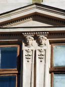 Пілястри з капітелями-маскаронами