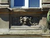 Рельєфна вставка з маскароном лева