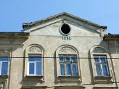 2013 р. Фронтон з датою 1912