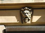 Маскарон над вікном 1-го поверху