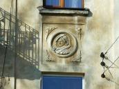 Рельєф у круглому медальйоні