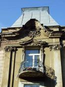 Балкон 3-го фоверху та фронтон