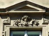 Рельєфний фронтон вікна 2-го поверху