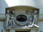 2013 р. Рельєфна група над входом