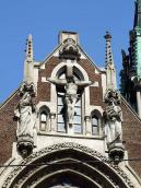 Фронтон з розп’яттям