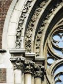 Капітелі колон і різьблені арки