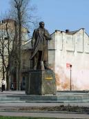 Постать С. Бандери на постаменті