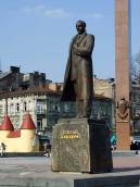 Постать С. Бандери на постаменті