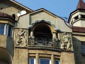 Правий сецесійний фронтон