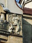 Права скульптурна композиція