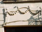 Сецесійна перемичка над входом