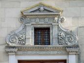 Рельєфний фронтон вікна 1-го поверху