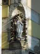 Скульптура богородиці в наріжній ніші