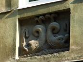 Рельєф двох китів у морі