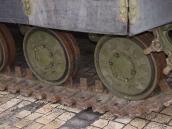 А тут коліщата й гусениці на місці...