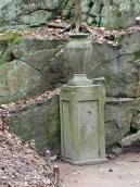 Декоратична ваза на постаменті