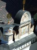 Північний фронтон над входом