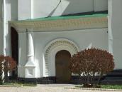 Вхід під фронтоном 4