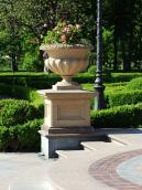 Декоративна ваза з квітами