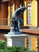 Скульптура античної богині