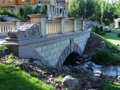 Кам’яний місток над каскадом