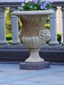 Дакоративна ваза (2) перед входом