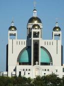 Собор на тлі неба