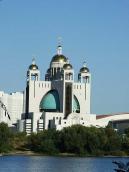 Собор на тлі неба