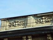 Фронтон з рельєфними вставками