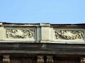 Фронтон з рельєфними вставками