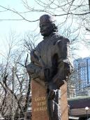 Півпостать на постаменті