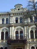 Центральна частина головного фасаду