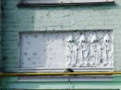 Рельєфна вставка над входом