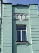 Вікно 5-го поверху і сецесійний фронтон