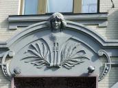 Сецесійний рельєф над входом