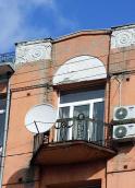 Балкон 5-го поверху і бічний фронтон