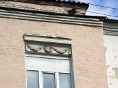 Рельєф над вікном 5-го поверху