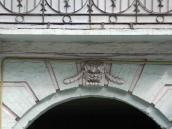 Рельєф над проїздом