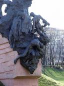 Нижня частина скульптурної групи